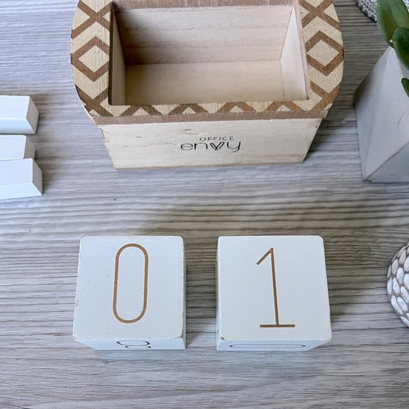 PINEAPPLE desk daily wooden block calendar - Picture 5 of 11